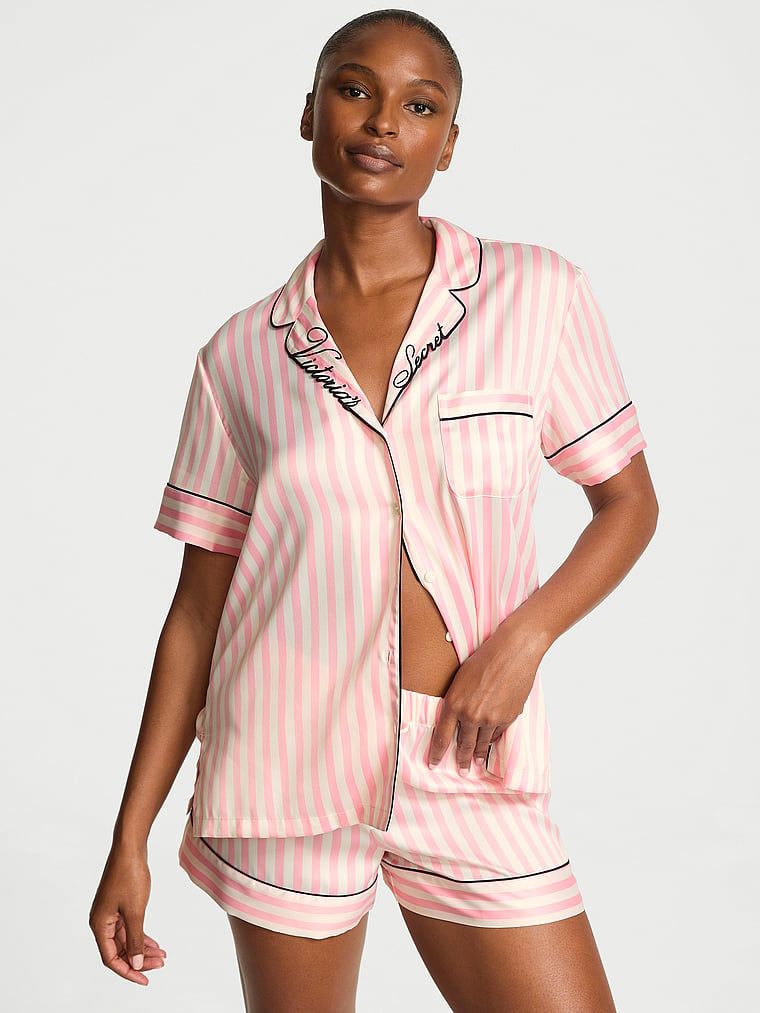 Satěnové pyžamo s podpisovými kraťasy. Produkt je vzorovaný a pochází z kolekce Victoria's Secret.