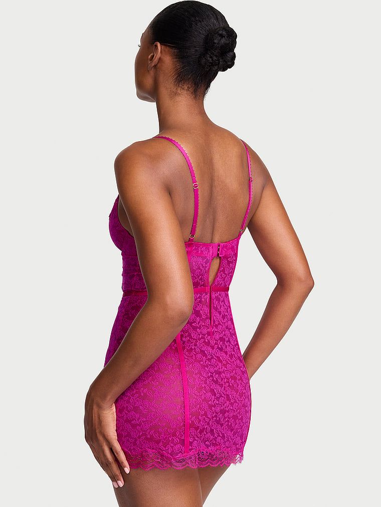 Provokujte krajkové noční košile. Produkt je fialové barvy a pochází z kolekce Victoria's Secret.