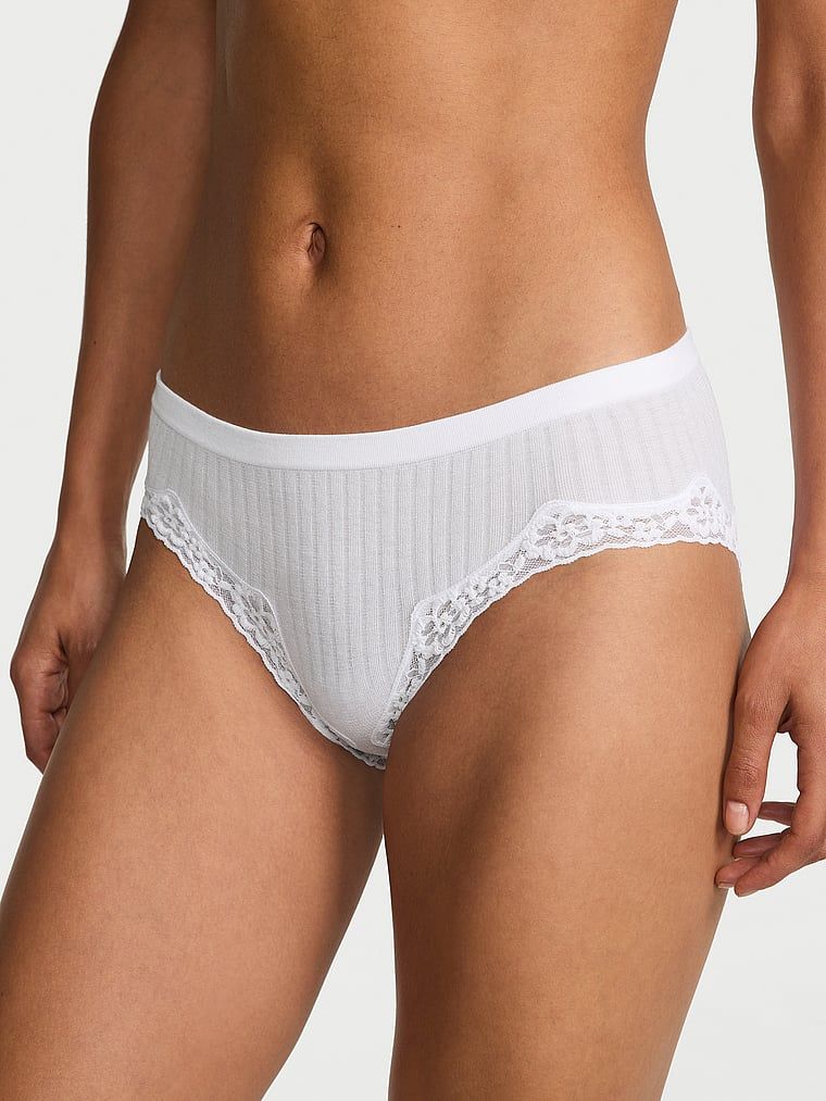 Kalhotky s krajkou na okrajích Seamless Rib Hiphugger. Produkt je bílý a pochází z kolekce Body by Victoria.