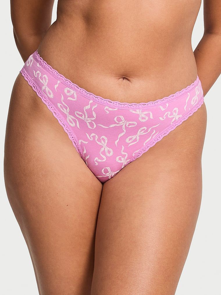 Bavlněné kalhotky s krajkou v bikinách s krajkovým lemem. Výrobek je vzorovaný a pochází z kolekce Lace Trim.