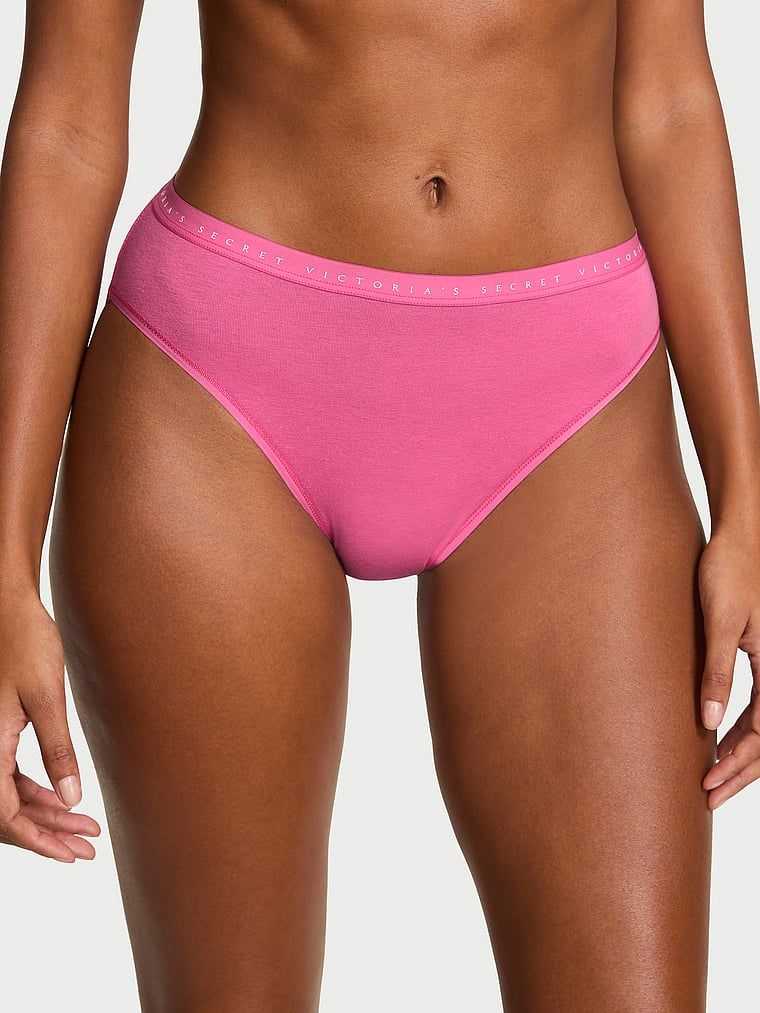 Bavlněné kalhotky s vysokým střihem na nohavicích High-Leg Brief. Produkt má růžovou barvu a pochází z kolekce Victoria's Secret.