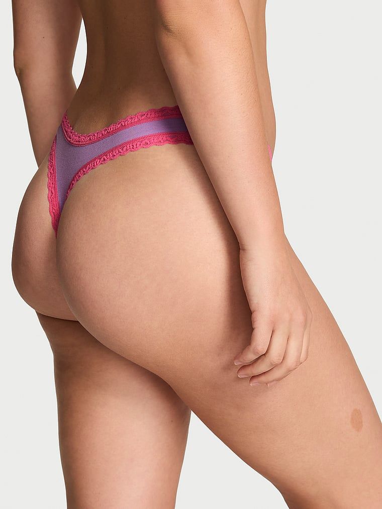 Bavlněné tanga s krajkou na okrajích Lace-Waist. Produkt je fialové barvy a pochází z kolekce Lace Trim.