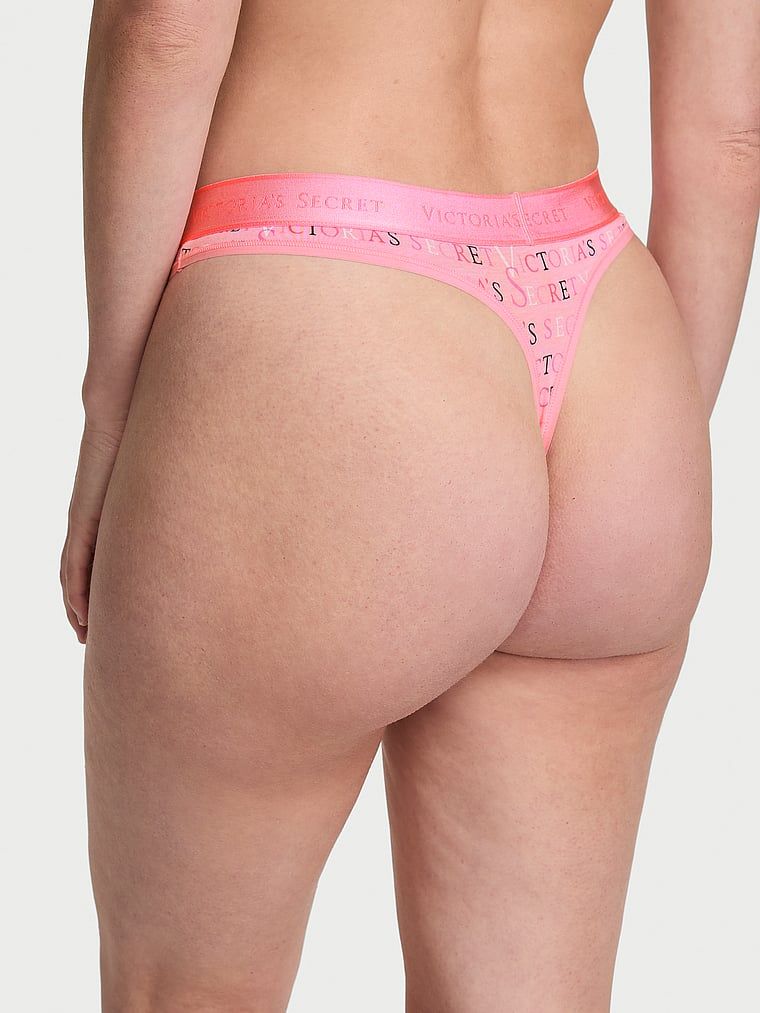 Bavlněné tanga s logem v pase. Produkt má vzorovanou barvu a pochází z kolekce Cotton.