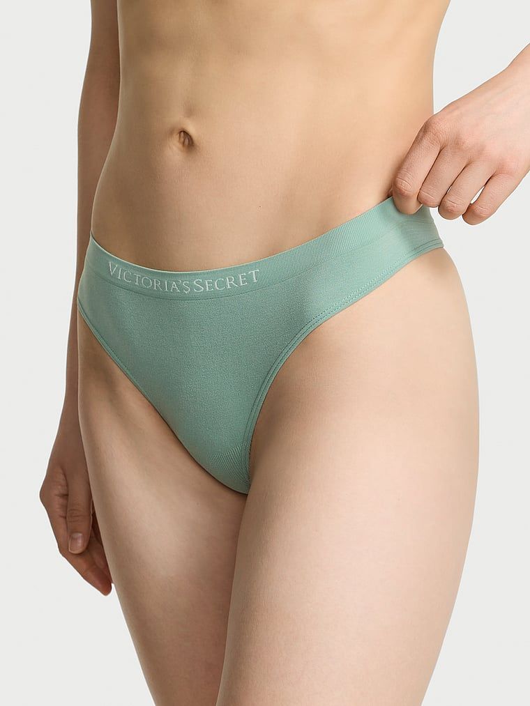 Bezešvá tanga. Produkt je zelený a pochází z kolekce Bezešvé.