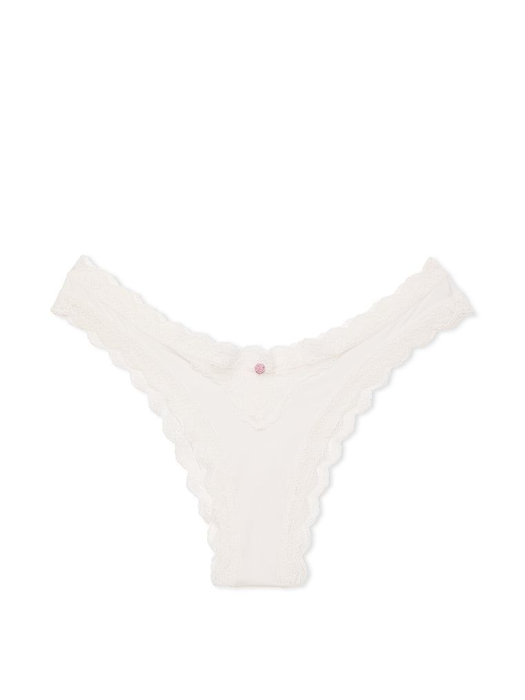 Brazilské kalhotky s krajkou Lace Trim Brazilian. Výrobek je bílý a pochází z kolekce Dream Angels.