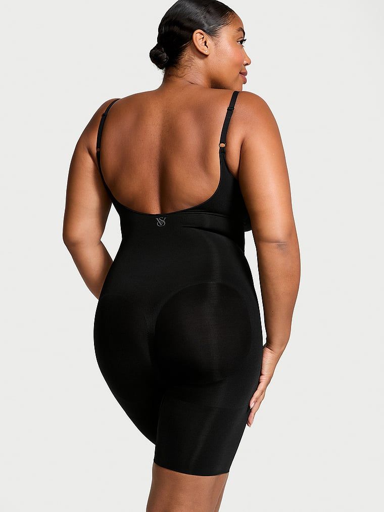 Tvarovací overal Shapewear od Victoria s kraťasy. Produkt je černý a pochází z kolekce Victoria's Secret.