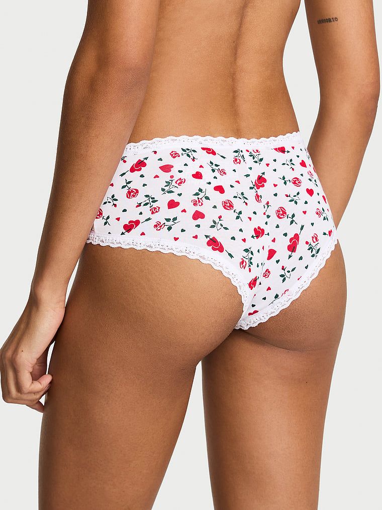 Bavlněné kalhotky s krajkou na okrajích Lace-Waist Cheeky. Produkt je vzorovaný a pochází z kolekce Lace Trim.