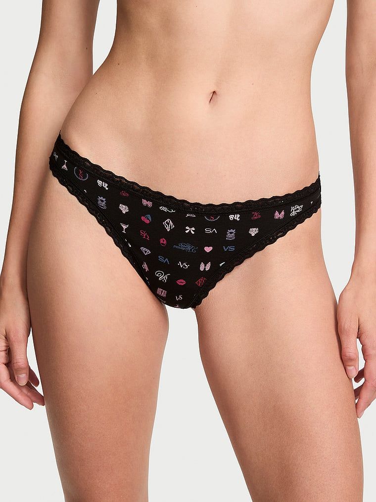 Bavlněné tanga s krajkou na okrajích Lace-Waist. Produkt má vzorovanou barvu a pochází z kolekce Lace Trim.