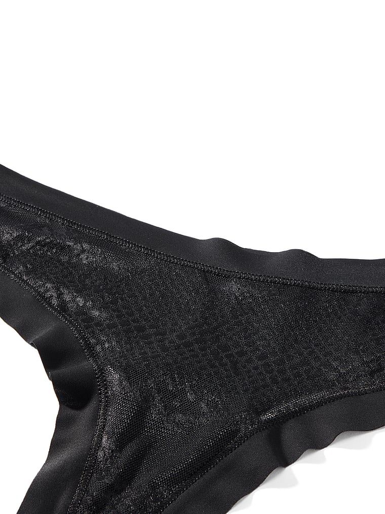 Síťované tanga s hadem bez záběrů. Produkt je černý a pochází z kolekce No-Show.
