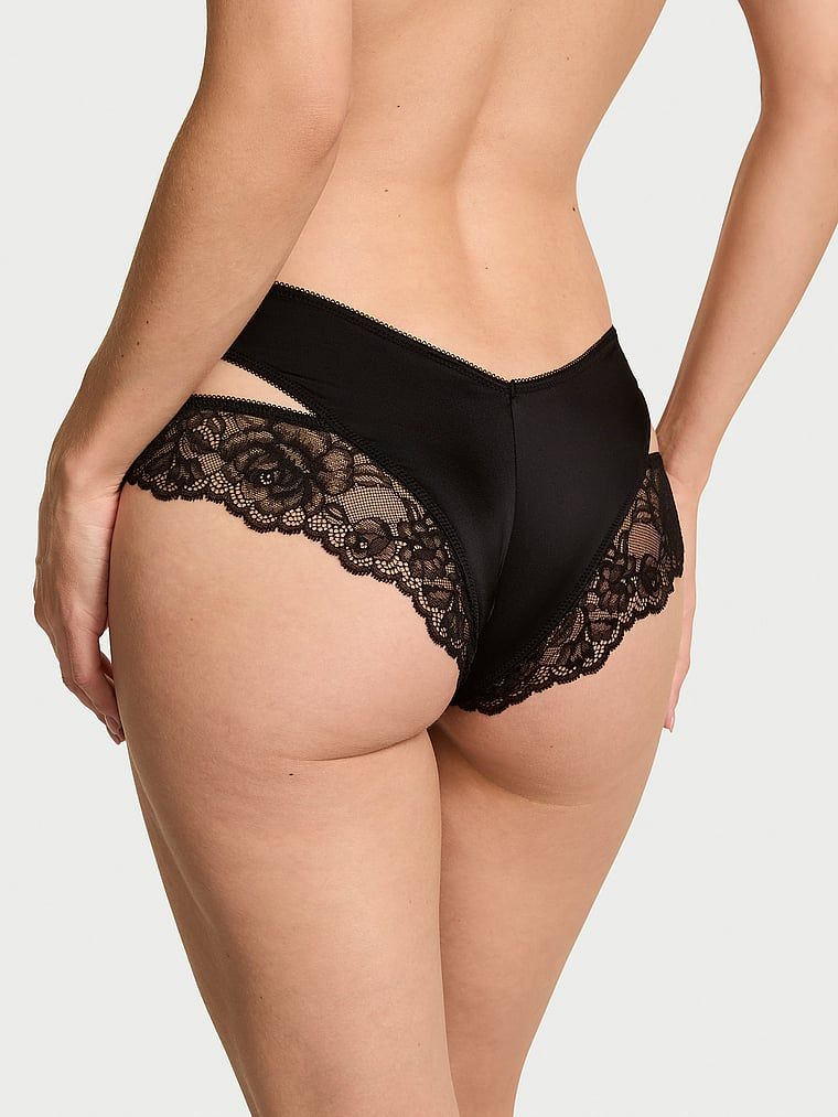 Krajkové kalhotky s výřezy po stranách Cut-Out Cheeky. Produkt je černý a pochází z kolekce Very Sexy.