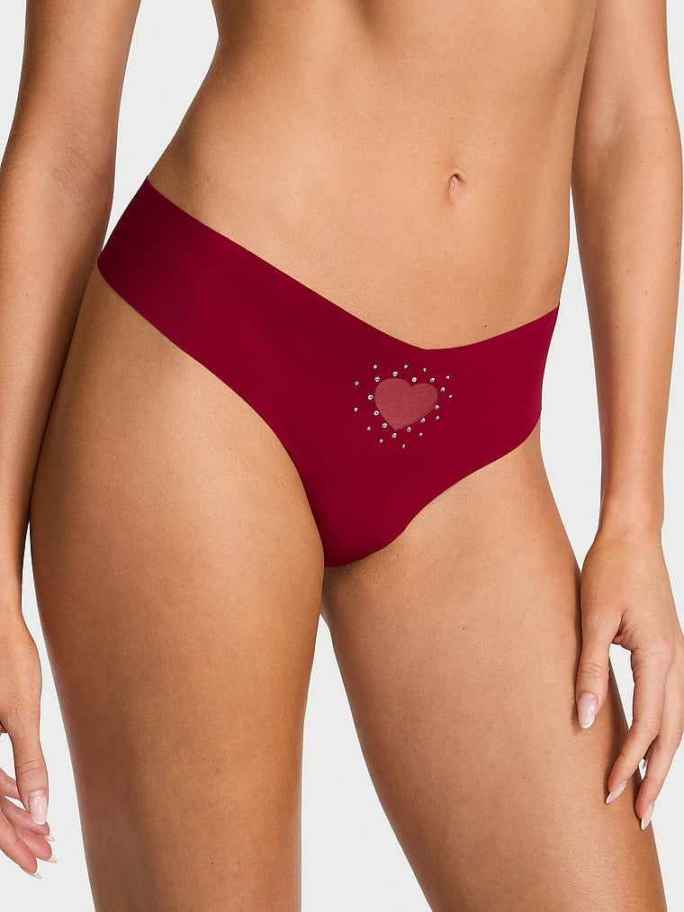 Bezešvé tanga bez ukazování. Produkt je červené barvy a pochází z kolekce No-Show.