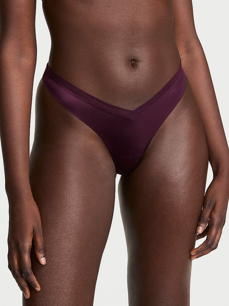 Tanga s ramínky na zadní straně Sheer Reveal. Produkt je fialové barvy a pochází z kolekce Very Sexy.