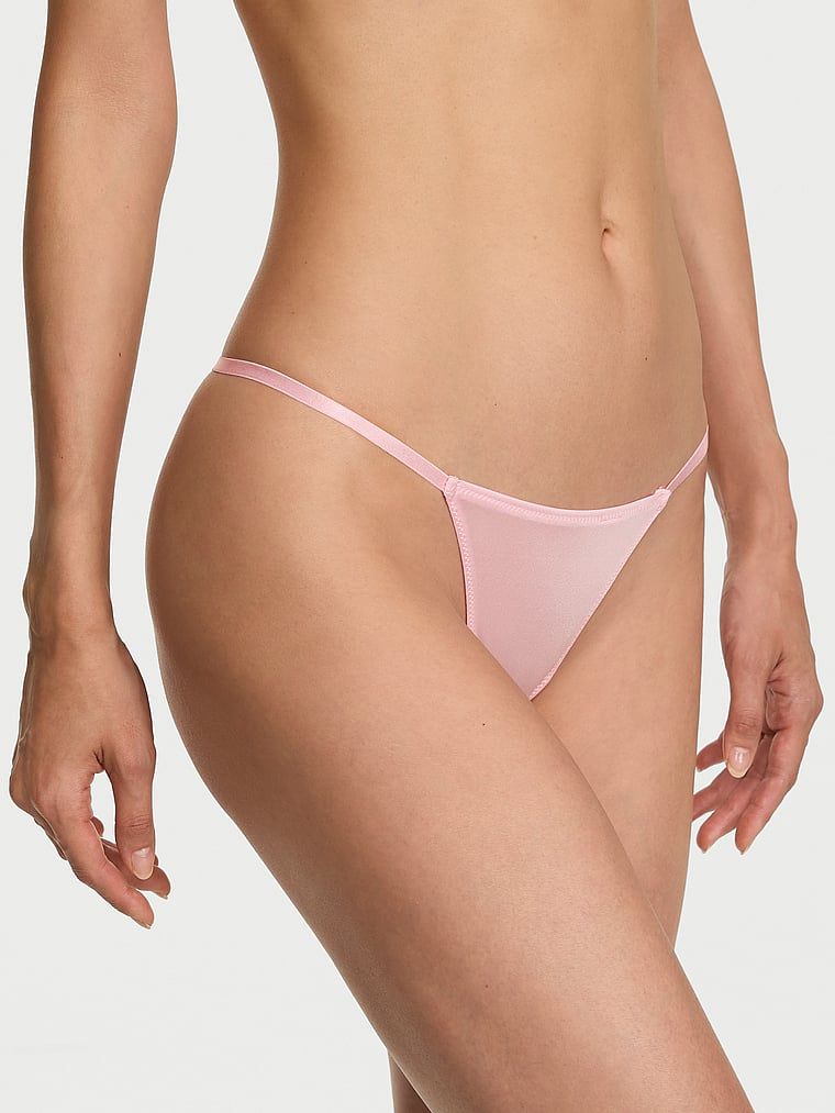 Tanga s lesklým monogramem na zádech. Produkt je růžové barvy a pochází z kolekce Very Sexy.