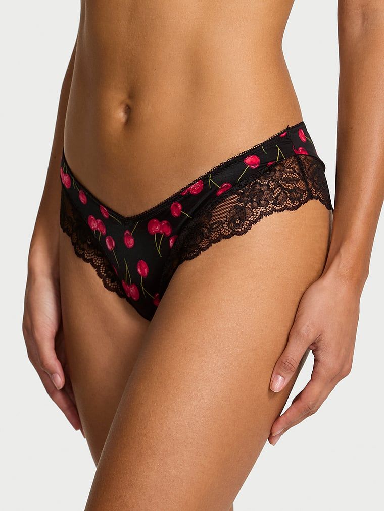 Krajkové kalhotky s krajkou na okrajích a vysoko střiženými nohavičkami: Lace-Lem Cheeky. Produkt je vzorovaný a pochází z kolekce Very Sexy.