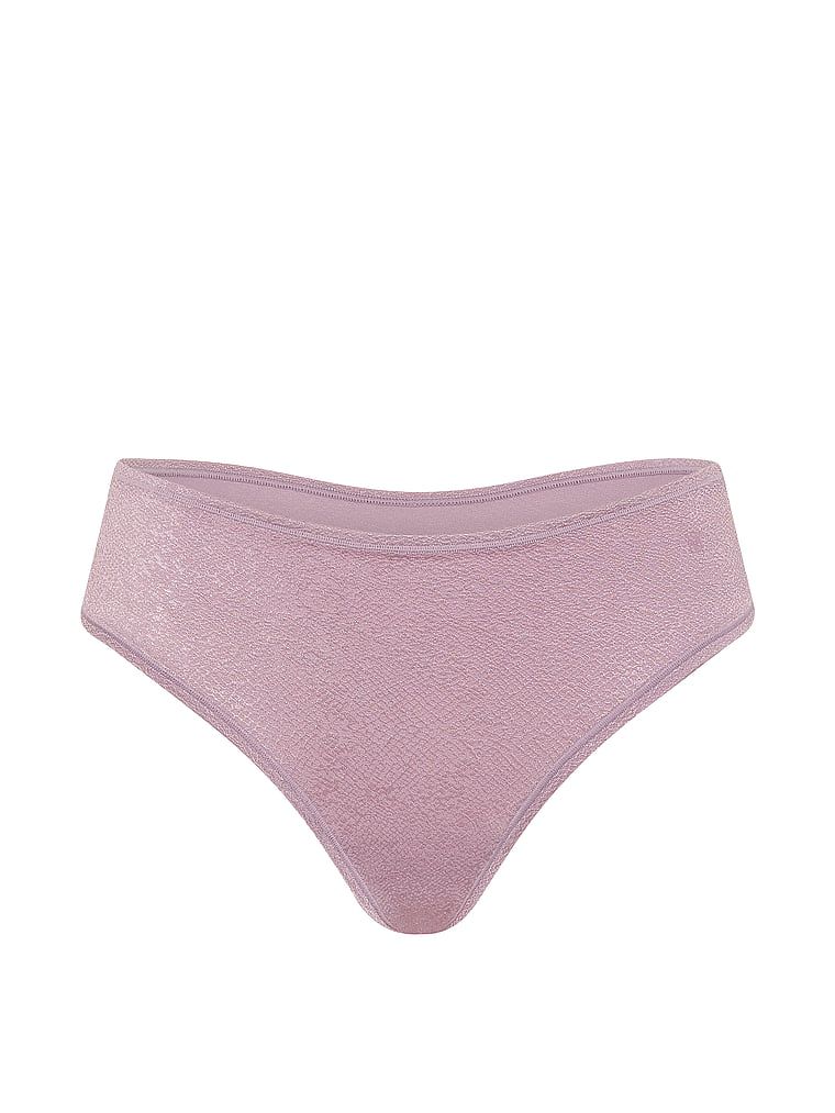 Tanga s pasem středně neviditelným. Produkt je růžové barvy a pochází z kolekce No-Show.