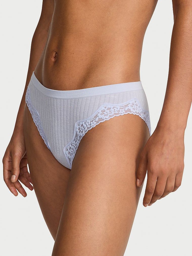 Bikiny s žebrovou krajkou Spodní kalhotky s žebrovou krajkou Kalhotky s krajkovým lemem. Produkt je fialový a pochází z kolekce Bezešvé.
