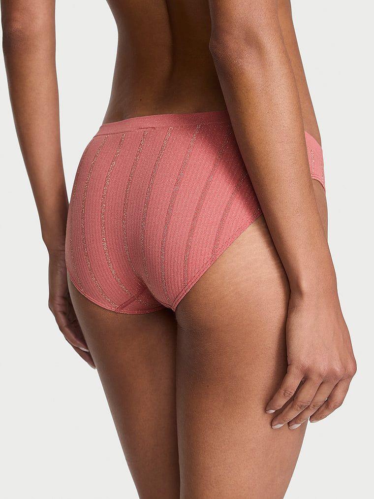 Bezešvé bikiny kalhotky. Produkt je zlatý a pochází z kolekce Body by Victoria.