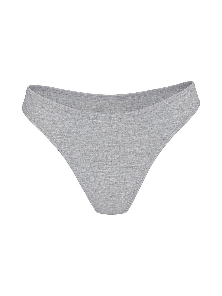 Modální tanga s vysoce střiženými ultra-jemnými nohavičkami. Produkt je šedé barvy a pochází z kolekce Victoria's Secret.