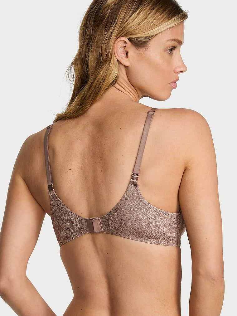 Podprsenka je mírně vycpaná balconetou FlexFactor. Produkt je hnědé barvy a pochází z kolekce Body by Victoria.