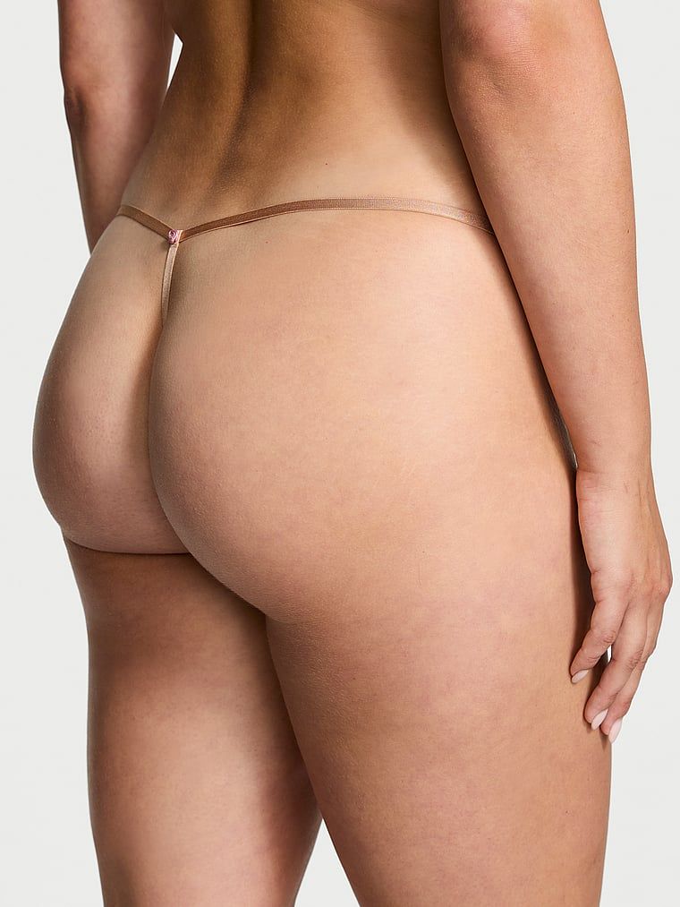 Krajková tanga s nastavitelnými řemínky Lace V-String. Produkt je béžový a pochází z kolekce Dream Angels.