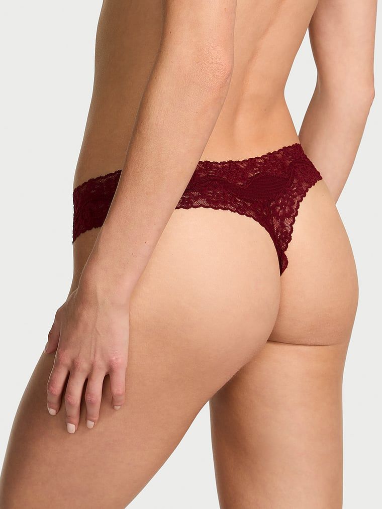 Pruhovaná bavlněná tanga s krajkou na okrajích. Výrobek má červenou barvu a pochází z kolekce Lace Trim.