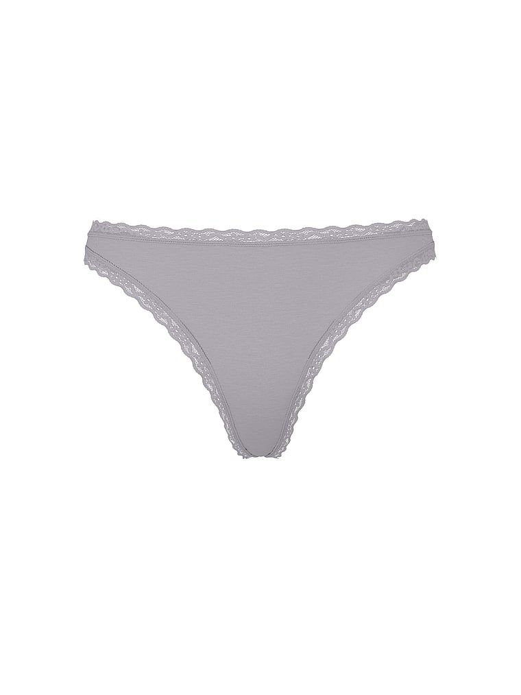 Bavlněné tanga s krajkou na okrajích Lace-Waist. Produkt je fialové barvy a pochází z kolekce Lace Trim.
