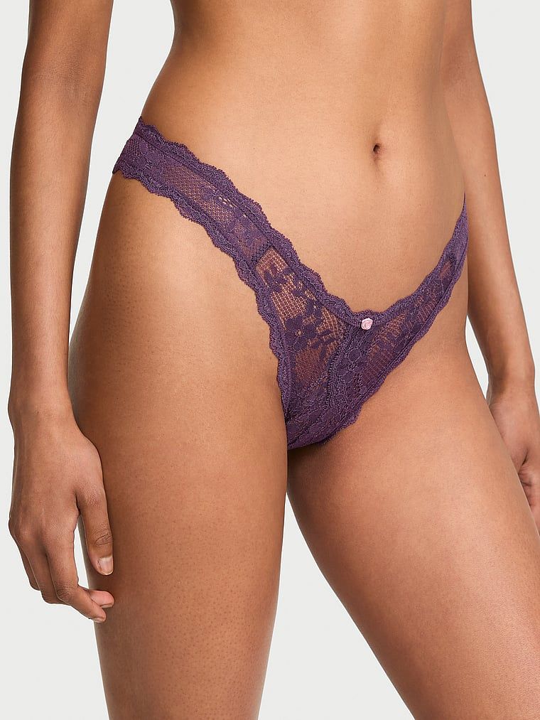 Peekaboo brazilské krajkové kalhotky bez rozkroku. Produkt je fialové barvy a pochází z kolekce Dream Angels.
