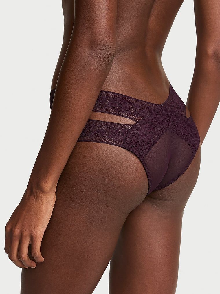 Kalhotky s výřezem a krajkou Strappy Cut-Out. Produkt je fialové barvy a pochází z kolekce Very Sexy.