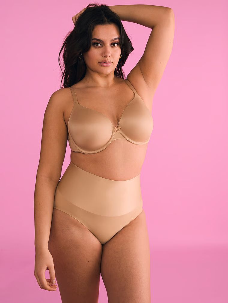 Mírně vyztužená podprsenka se silně vsazenými košíčky Infinity Edge. Produkt je béžový a pochází z kolekce Body by Victoria.