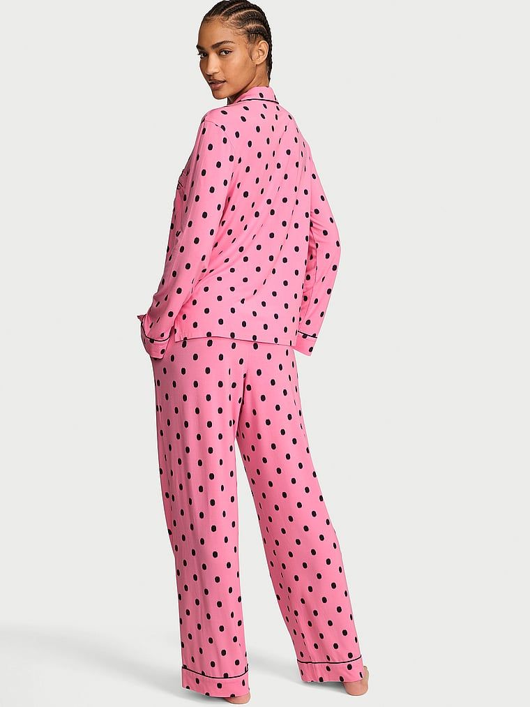 Pyžamo vyrobené ze SoSoft modalu. Produkt má vzorovanou barvu a pochází z kolekce Victoria's Secret.