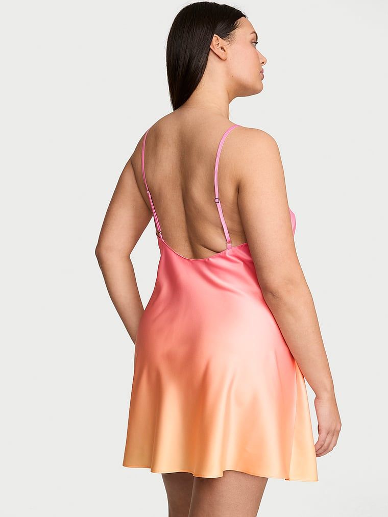 Typická saténová noční košile. Produkt je vzorovaný a pochází z kolekce Victoria's Secret.