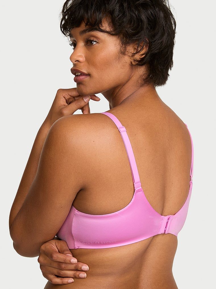 Podprsenka je mírně vycpaná balconetou FlexFactor. Produkt je růžové barvy a pochází z kolekce Body by Victoria.