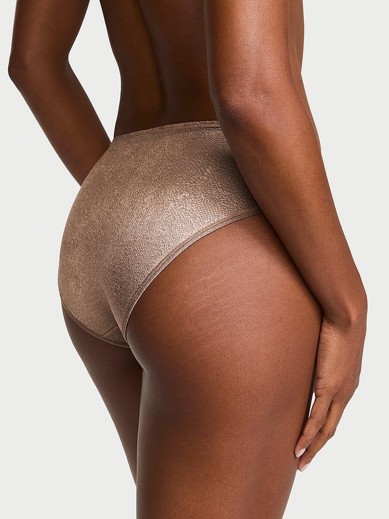Bikiny kalhotky s neviditelným středním pasem. Produkt je hnědé barvy a pochází z kolekce No-Show.