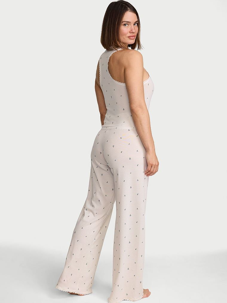Bavlněná spací souprava – top a kalhoty Shadow Stripe. Produkt má květinový vzor a pochází z kolekce Victoria's Secret.