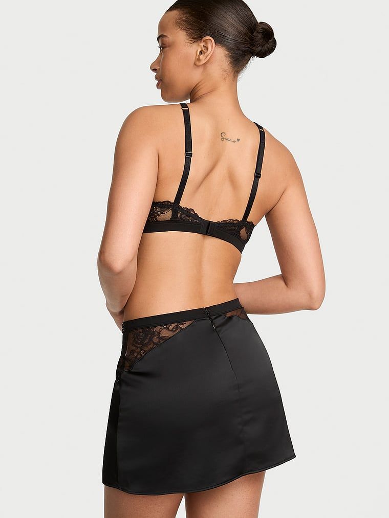 Sada – braletka a sukně Shine Strap. Produkt je černý a pochází z kolekce Very Sexy.