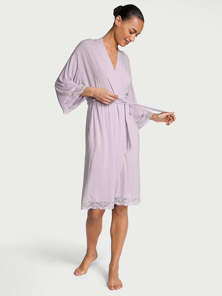 Župan vyrobený ze SoSoft modalu. Produkt je fialové barvy a pochází z kolekce Victoria's Secret.