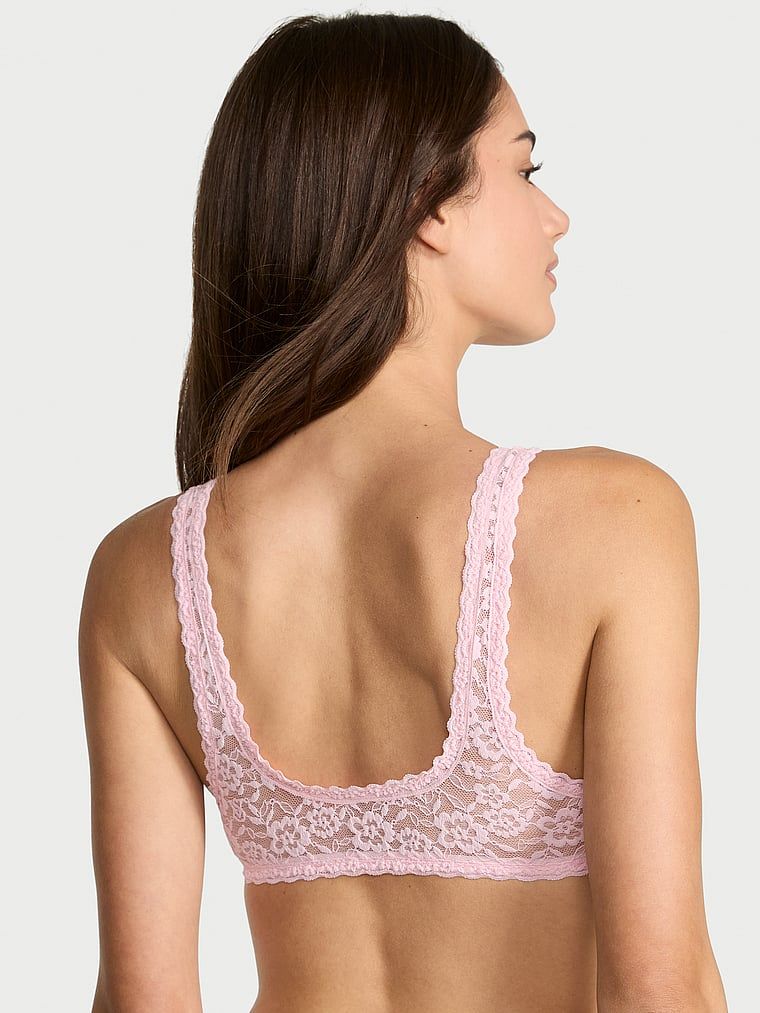 Krajkové bralette sexy tričko. Produkt je růžový a pochází z kolekce Victoria's Secret.