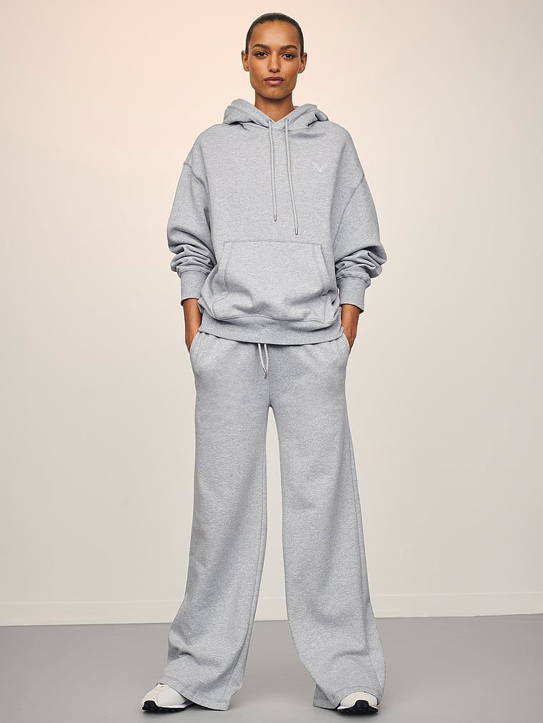 Fleecové tepláky bez námahy. Produkt je šedé barvy a pochází z kolekce Angel Essentials.