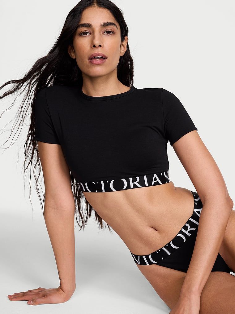 Bavlněný crop top s krátkými rukávy. Produkt je černý a pochází z kolekce triček.
