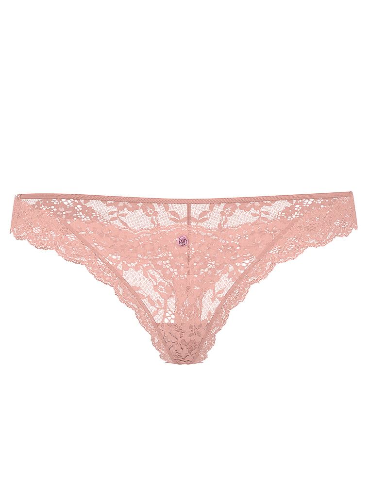 Krajková krajková tanga. Produkt je růžový a pochází z kolekce Body by Victoria.