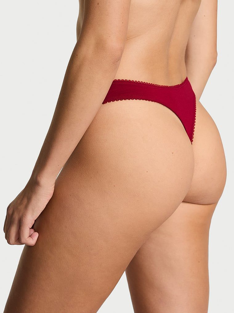 Bavlněná tanga s třpytivými flitry. Produkt má červenou barvu a pochází z kolekce Victoria's Secret.