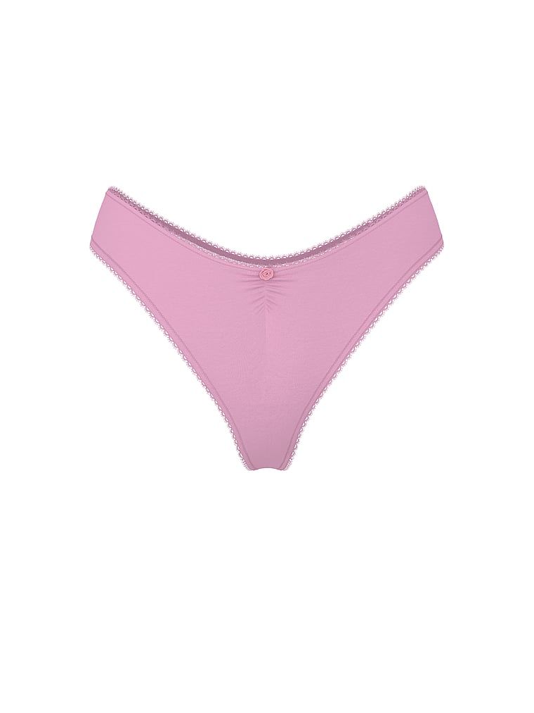 Bavlněné tanga s síťkou vzadu Heart Lace. Produkt je fialové barvy a pochází z kolekce Victoria's Secret.