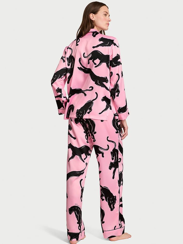 Typické saténové pyžamo s dlouhými rukávy. Produkt má vzorovanou barvu a pochází z kolekce Victoria's Secret.