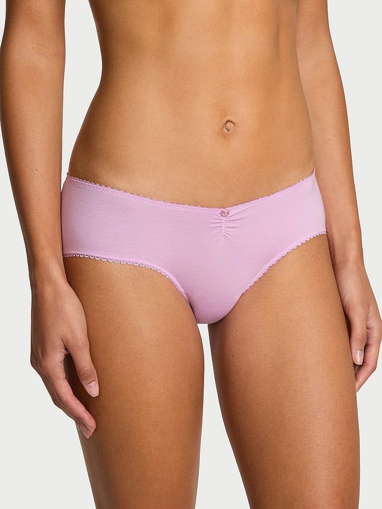 Bavlněné kalhotky s síťovanou střižkou vzadu Heart Lace Hiphugger. Produkt je fialové barvy a pochází z kolekce Victoria's Secret.