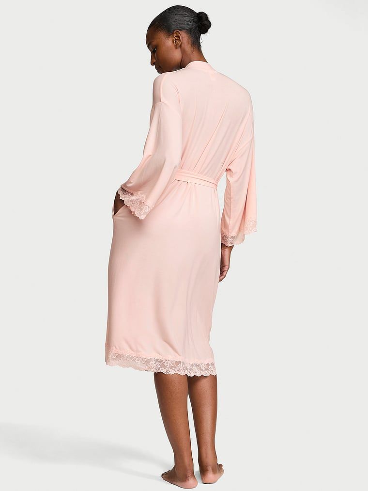 Župan vyrobený ze SoSoft modalu. Produkt je růžové barvy a pochází z kolekce Victoria's Secret.