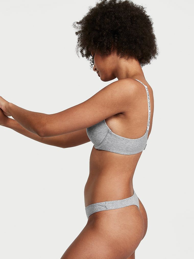 Bavlněná tanga s vysokými nohavicemi Scoop. Produkt je šedý a pochází z kolekce Victoria's Secret.