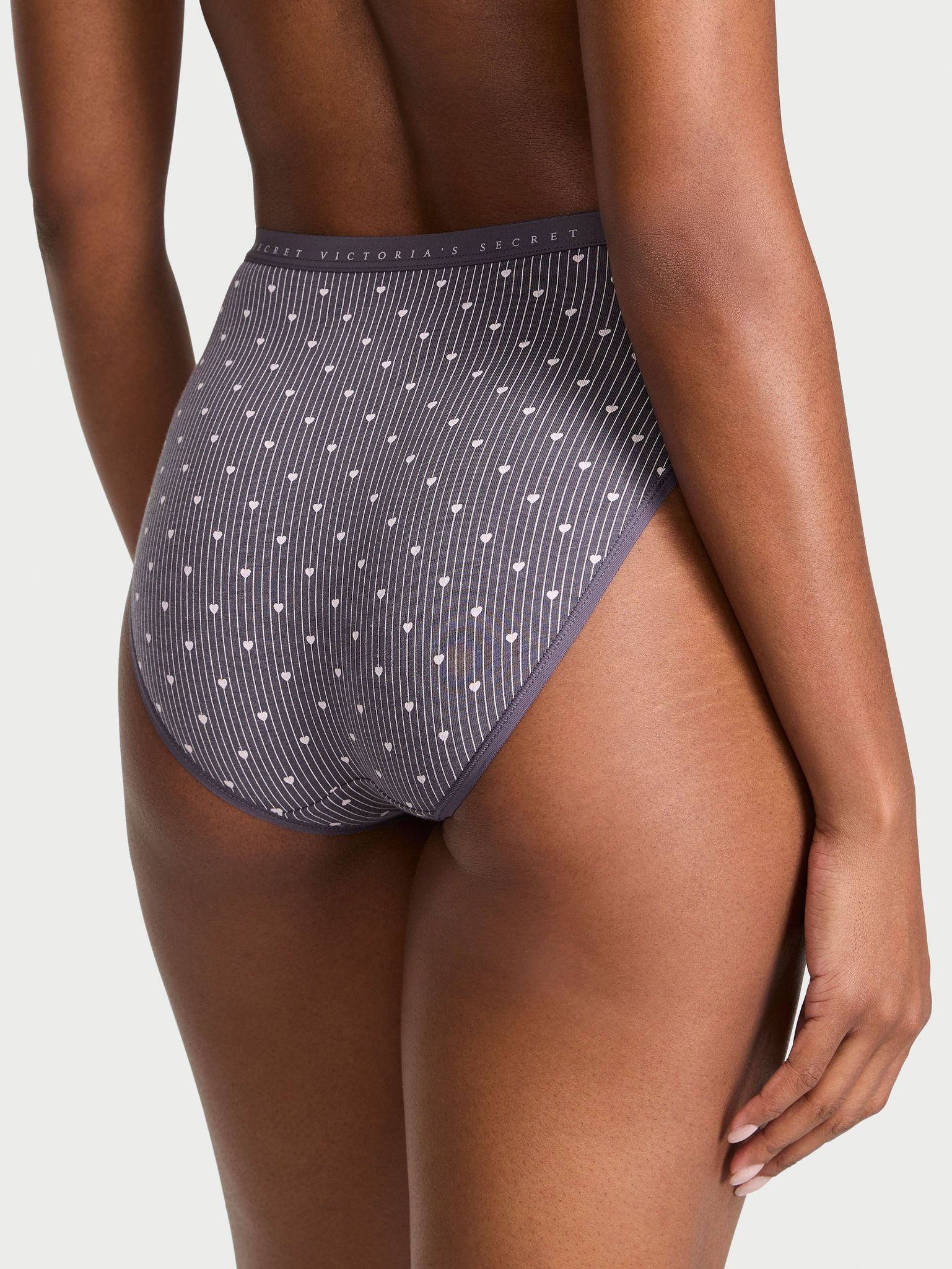Bavlněné kalhotky s vysokými nohavicemi a vysoko střiženými nohavicemi. Produkt je vzorovaný a pochází z kolekce Victoria's Secret.