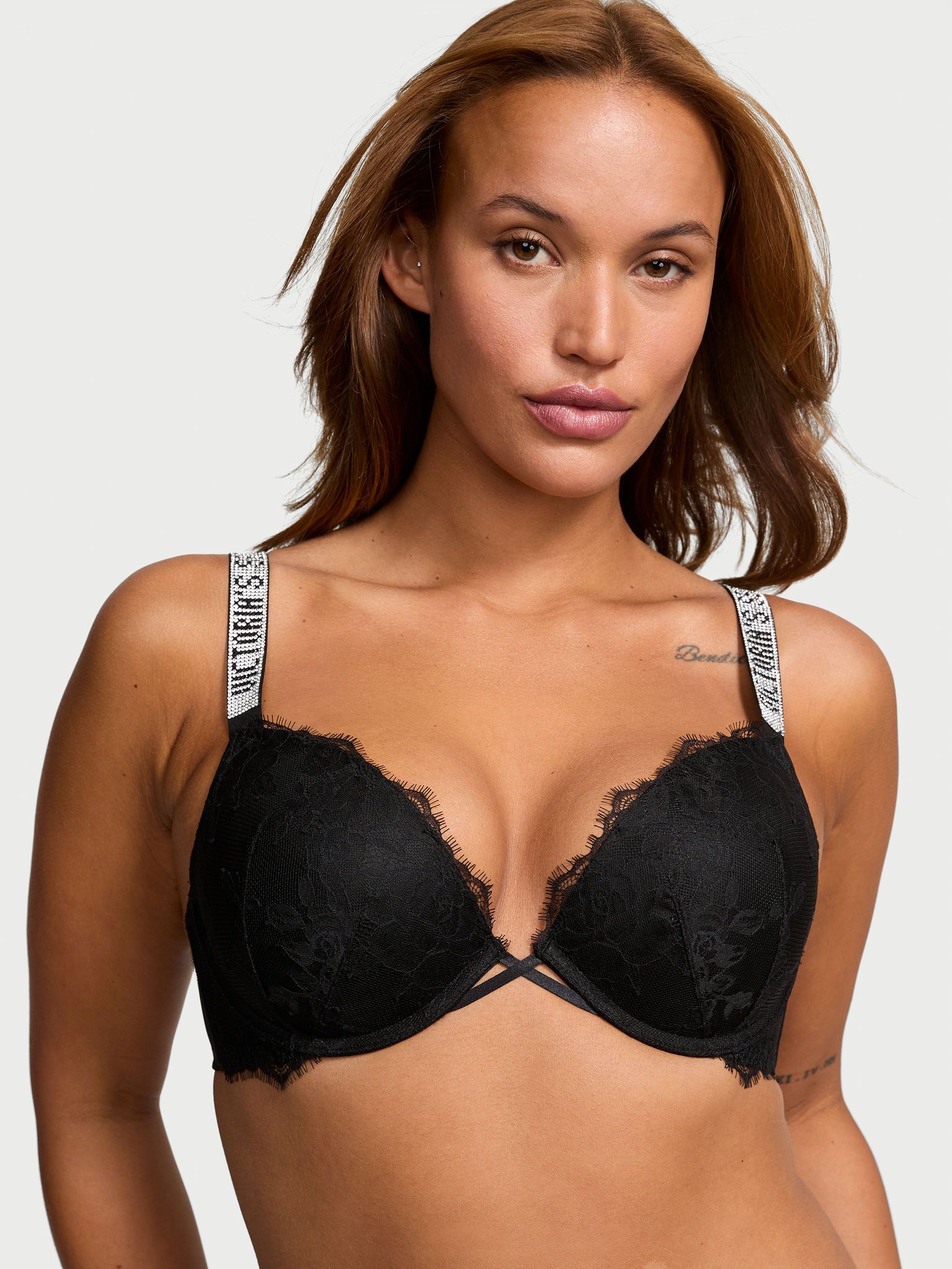Push-up krajková podprsenka s lesklými ramínky Shine. Produkt je černý a pochází z kolekce Very Sexy.