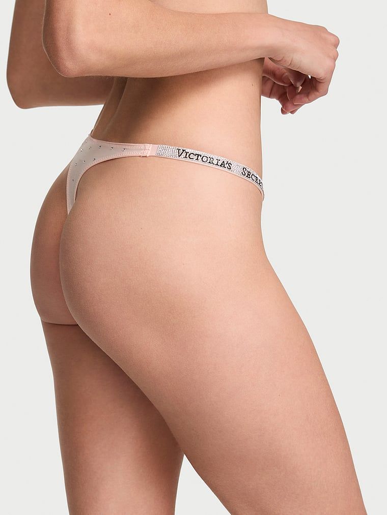 Tečka na pásku na lesklý lesk. Produkt je růžové barvy a pochází z kolekce Very Sexy.