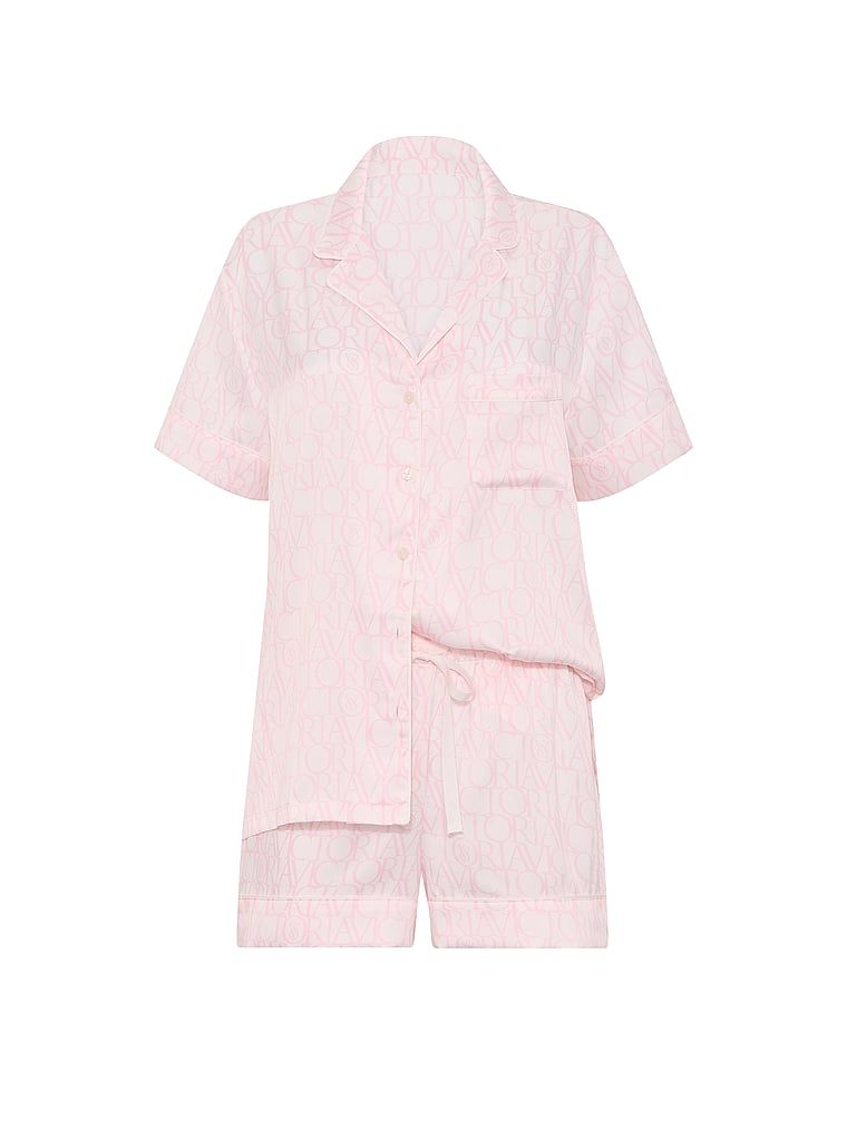 Satěnové pyžamo s podpisovými kraťasy. Produkt je vzorovaný a pochází z kolekce Victoria's Secret.